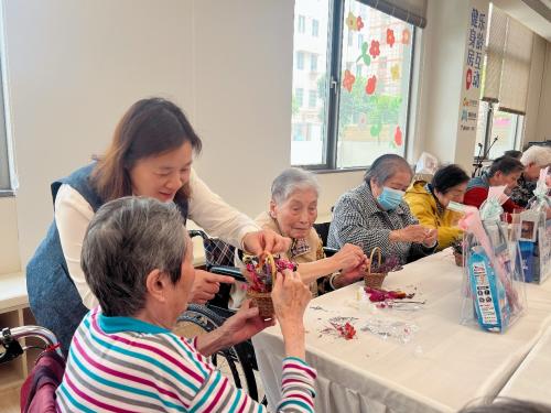 银龄有爱·守护无界：包大人母亲节三十周年公益行动暖心纪
