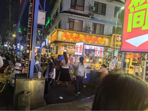 三维治理赋能，化解商居矛盾——成都12区夜间美食街区治理实践调研第3张