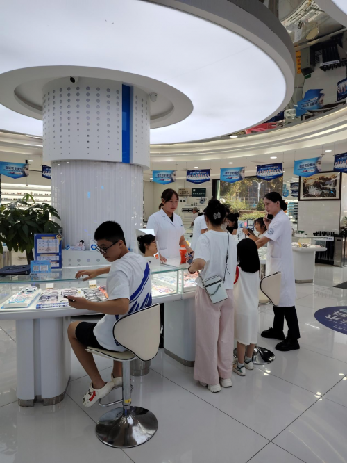 重庆配镜新选择：爱成眼镜，品质与服务的完美融合第3张