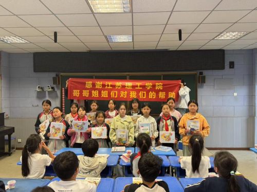雷锋精神耀中华，爱心公益暖人间