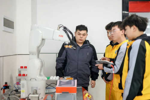 湖南长沙工业机器人专业哪家好？择校指南：为何选择湖南万通？