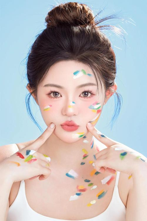 化妆步骤与肌肤白皙的秘密：解析炎症影响及杜莎之谜小黑瓶的助力