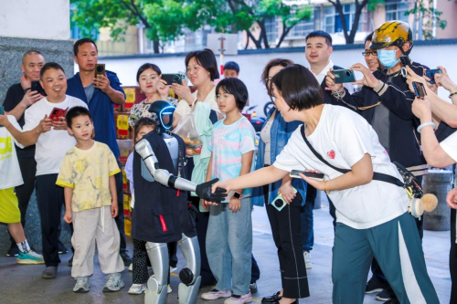 粽享端午，智趣购物！华润万家机器人巡演与央视直播盛宴同步开启(图3)