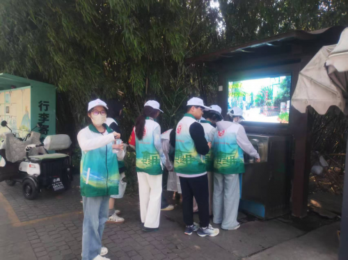 江苏师范大学学子于徐州市云龙湖开展环境保护活动
