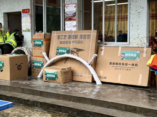 文锦公司联合车友群开展六一爱心助学活动，走进连南山区小学传递温暖