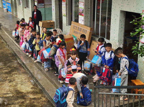 文锦公司联合车友群开展六一爱心助学活动，走进连南山区小学传递温暖