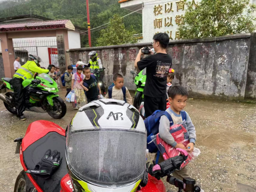 文锦公司联合车友群开展六一爱心助学活动，走进连南山区小学传递温暖