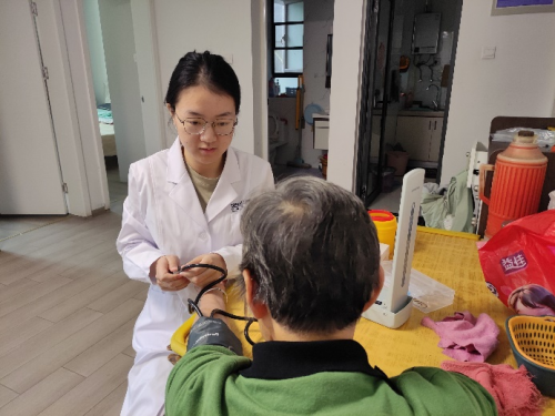 白衣之外的温暖——医学生的红马甲之旅