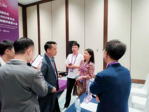 丽格师丽丽院长担任中整协第十三届全国微创医学美容大会主讲嘉宾