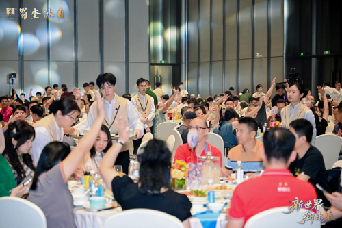 蜀坔冰白开辟白酒新世界，与各界伙伴共赢新未来