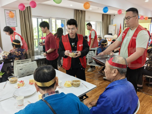邻里同贺生辰乐 通信护航夕阳红——记鄂州联通老年人集体生日会