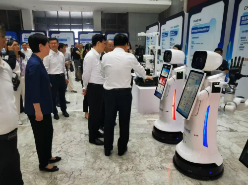 南大电子具身智能机器人精彩亮相2025智能机器人发展大会