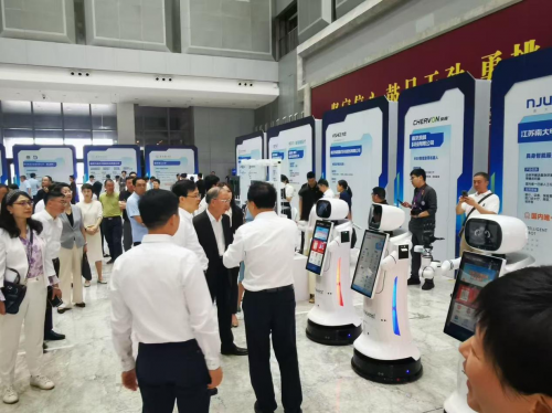 南大电子具身智能机器人精彩亮相2025智能机器人发展大会