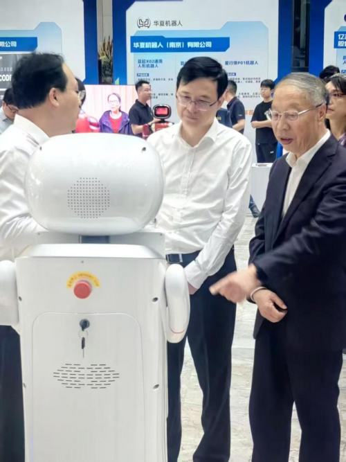 南大电子具身智能机器人精彩亮相2025智能机器人发展大会
