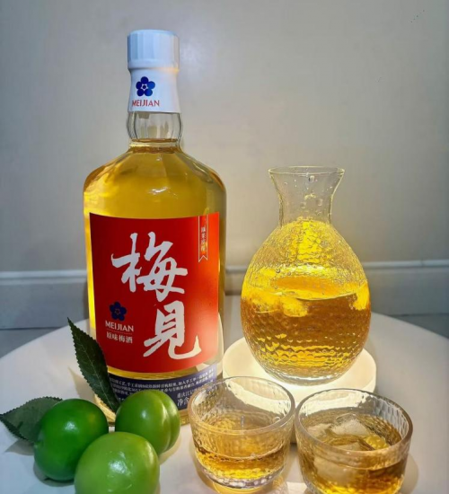 旗袍是独属于中国女人的美，和朋友一起喝好酒梅见青梅酒