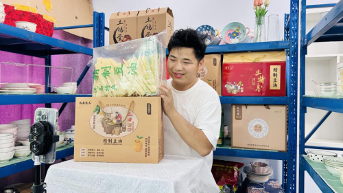 黄冈联通：智家工程师妙手解网困 直播带货重焕 “网” 活力