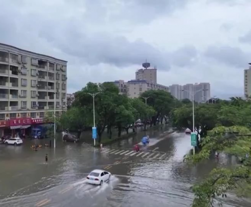 南方暴雨来袭，白云山板蓝根颗粒筑起健康防线