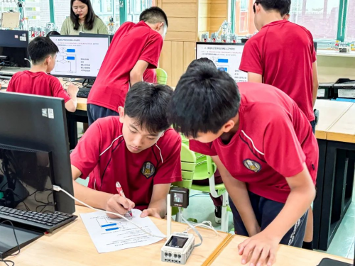AICourse“电子警察”进课堂？区级公开课：华外同文外国语学校人工智能课堂赋能素养培养