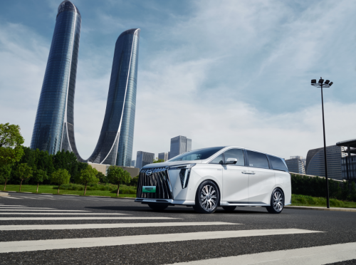 30万预算买MPV？老司机都推荐这款！高配置直接对标百万豪车