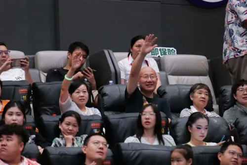 中邮保险“邮”你开怀笑 “储”满财富乐高端客户定制脱口秀活动