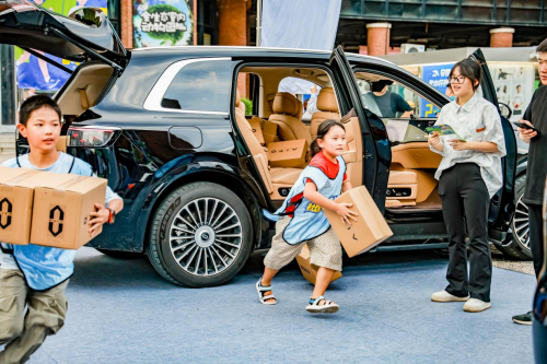 问界汽车燃动2025合肥社区运动会，“移箱换驾”引爆智慧空间体验