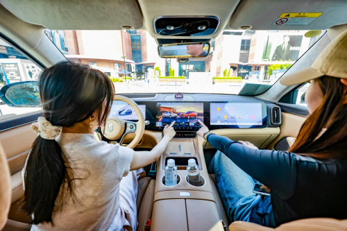 问界汽车燃动2025合肥社区运动会，“移箱换驾”引爆智慧空间体验