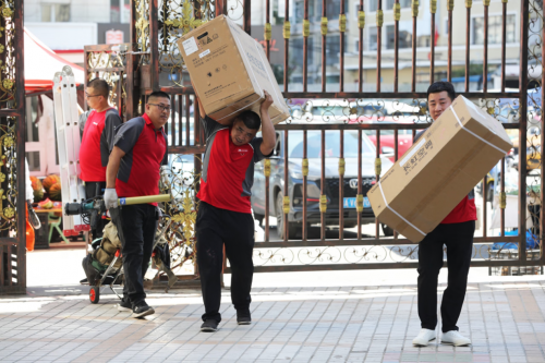 当南方空调安装师傅遇上东北厚墙 一场高温下的安装极限挑战正在上演