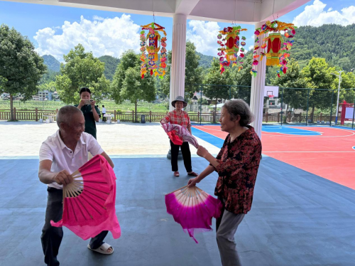推普润乡音，非遗绽新辉——重庆青年职院实践团助力秀山花灯传承创新