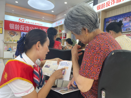 联通客户日暖情涌动 科技助老赋能银龄美好生活