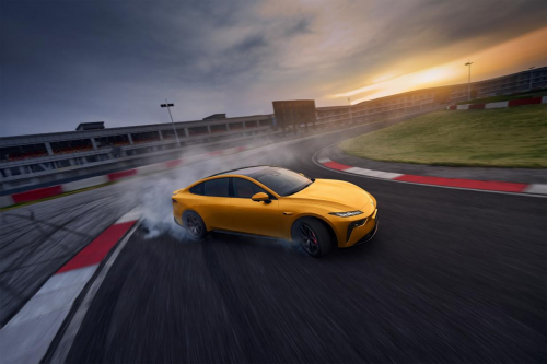 年轻人的第一台电动轿跑？11.59万起的eπ007，凭超强操控性与安全性突围！‌