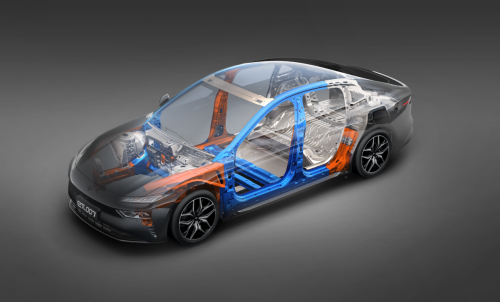 年轻人的第一台电动轿跑？11.59万起的eπ007，凭超强操控性与安全性突围！‌