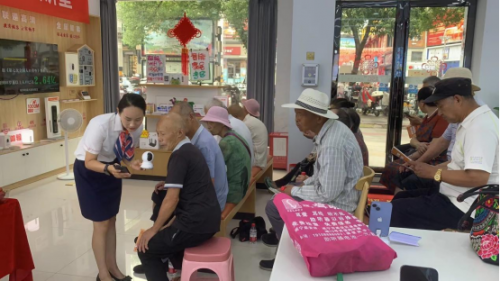 暖心守护银发族  真情关怀显担当——咸宁联通温泉第一街营业厅开展助老公益活动