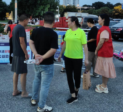 暖心助老 传递温情——咸宁联通开展“公益助老”进社区活动