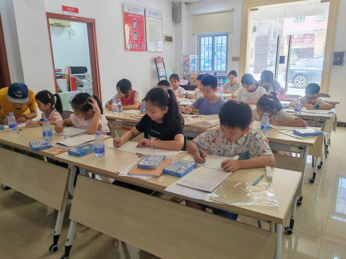 老村居委会“候鸟驿站”硬笔书法培训开课 笔墨飘香润童心