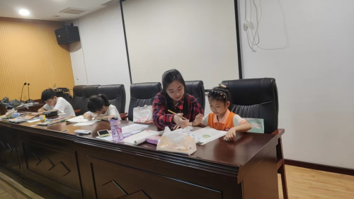 星火伴学社会实践队赴渝开展暑期“三下乡”活动，法治护航童心成长(图2)