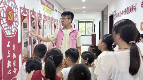 专业智慧赋能 通大学子激活社区红色教育