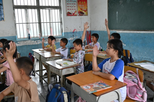 以爱为笔，共绘廉江|三下乡支教点燃家乡热爱