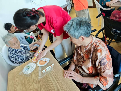 以青春足迹，为银龄时光留影