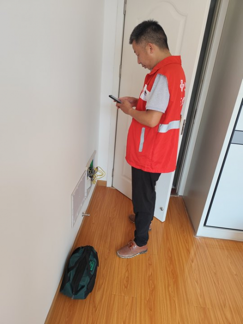 【联通好服务用心为客户】高温天急修网络保网课 英山联通智家工程师获赞