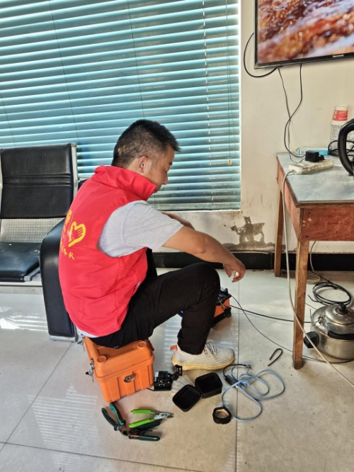 英山联通智家工程师高效装机 急速服务赢好评
