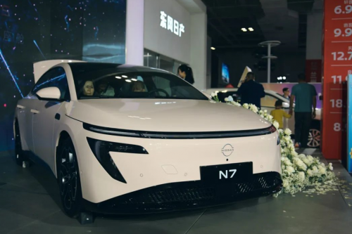 告别妥协！2025款东风eπ007：15万级家轿的军工级安全堡垒+越级驾享全能王