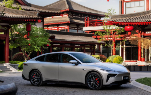 ‌颜值与实力并存‌，年轻人的第一台电动轿跑：东风奕派eπ007