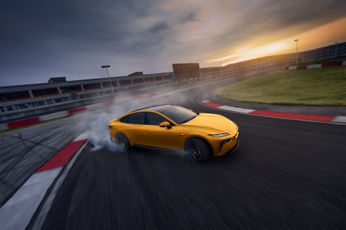 ‌颜值与实力并存‌，年轻人的第一台电动轿跑：东风奕派eπ007