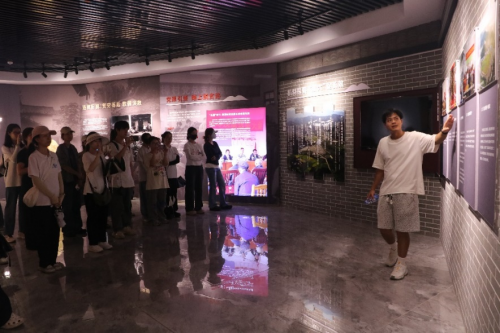 语通中外助振兴，青春建功“百千万”：广州大学外国语学院以语言之力绘就连樟新篇(图14)