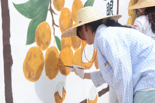 画笔绘乡韵 科普暖民心 —— 广州新华学子以 "墙绘 + 健康" 赋能乡村振兴(图2)