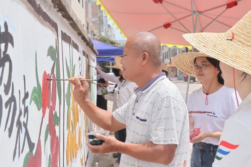 画笔绘乡韵 科普暖民心 —— 广州新华学子以 "墙绘 + 健康" 赋能乡村振兴(图7)