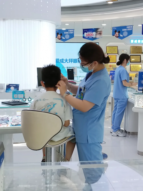 重庆配眼镜避坑指南：儿童防控镜框选对才有效，爱成眼镜帮你选对不白花钱