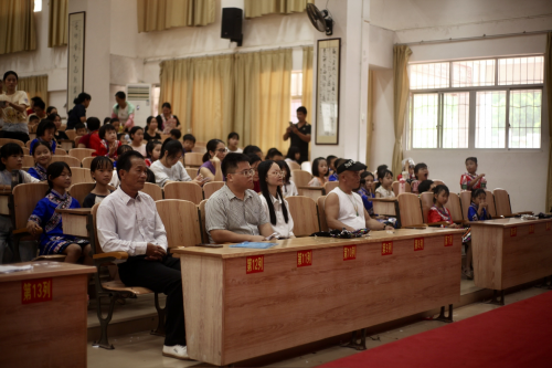 广外青年学子助力瑶寨 童心共绘文化传承新图景
