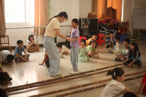 广外青年学子助力瑶寨 童心共绘文化传承新图景