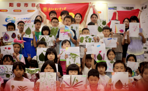 广外青年学子助力瑶寨 童心共绘文化传承新图景